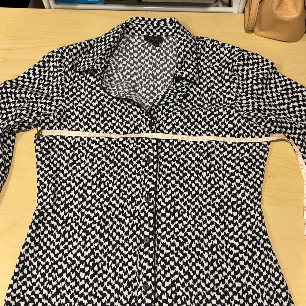 Theory Silk Printed Button-Front Long Sleeve Blouse in Black/White (Size S) - Picture 6 of 8